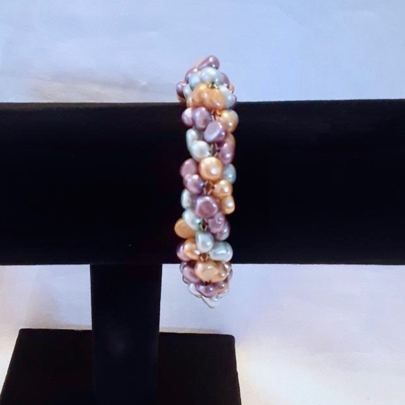 💲SALE 💲 NWOT Genuine Dyed Pastel Pearl Stretch Bracelet - Picture 1 of 5